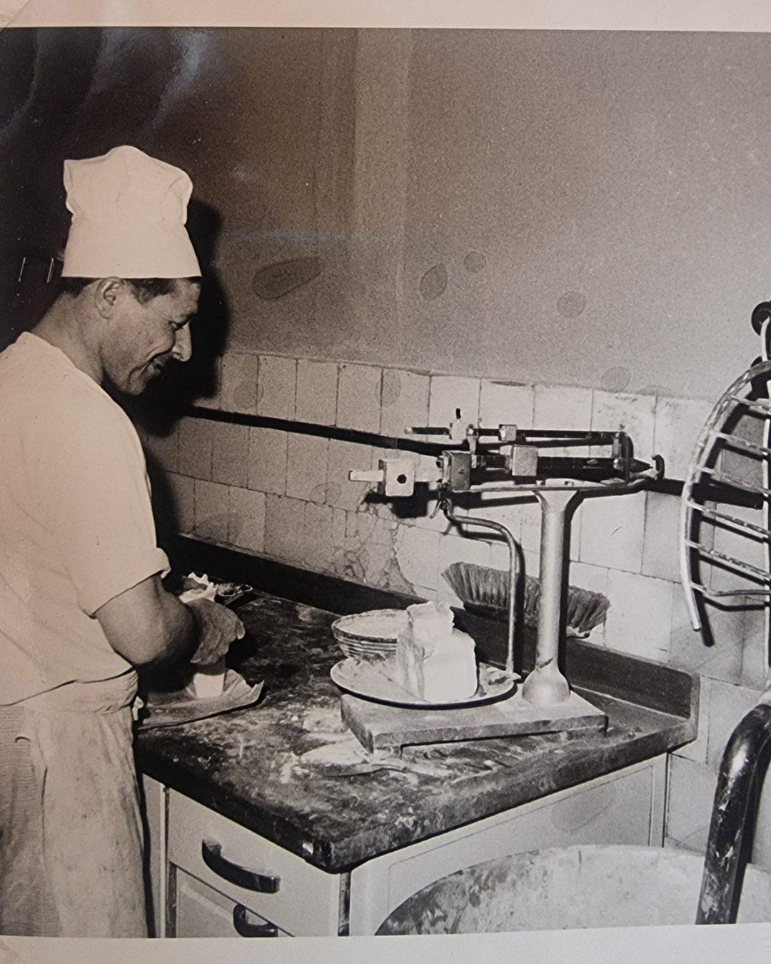 Backstube 1954 — Bäcker beim Abwiegen