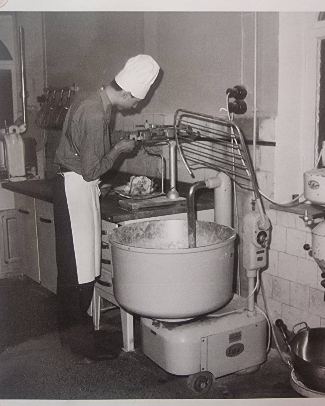 Backstube 1954 — An der Knetmaschine